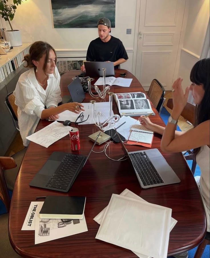 Ein fokussierter Blick auf eine natürliche Textur, wie Holz oder Stein