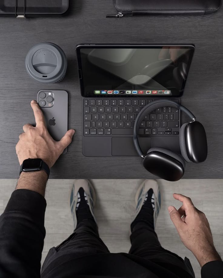 Abstrakte Darstellung von Gehirnströmen oder neuronaler Aktivität