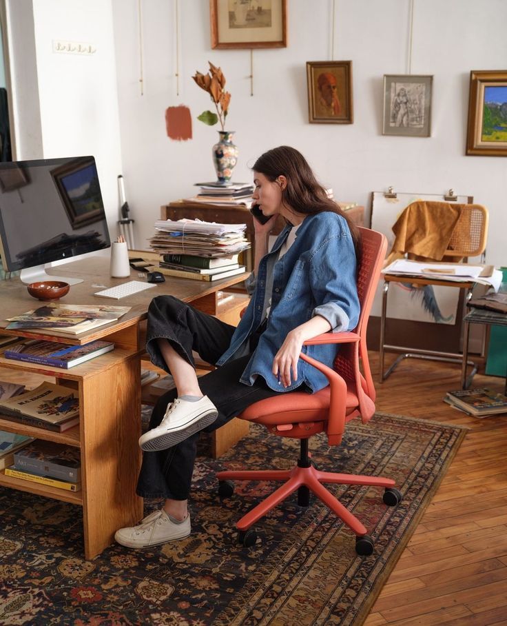 Eine Person, die bewusst eine Tasse Tee hält