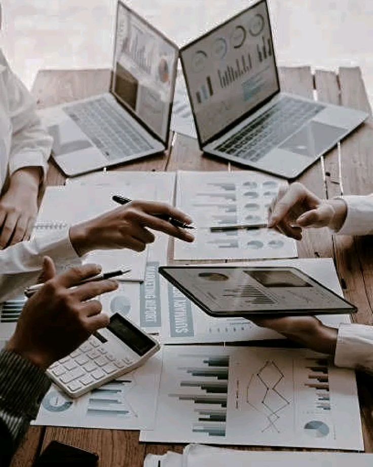 Ein langer, ruhiger Weg, der in die Ferne führt